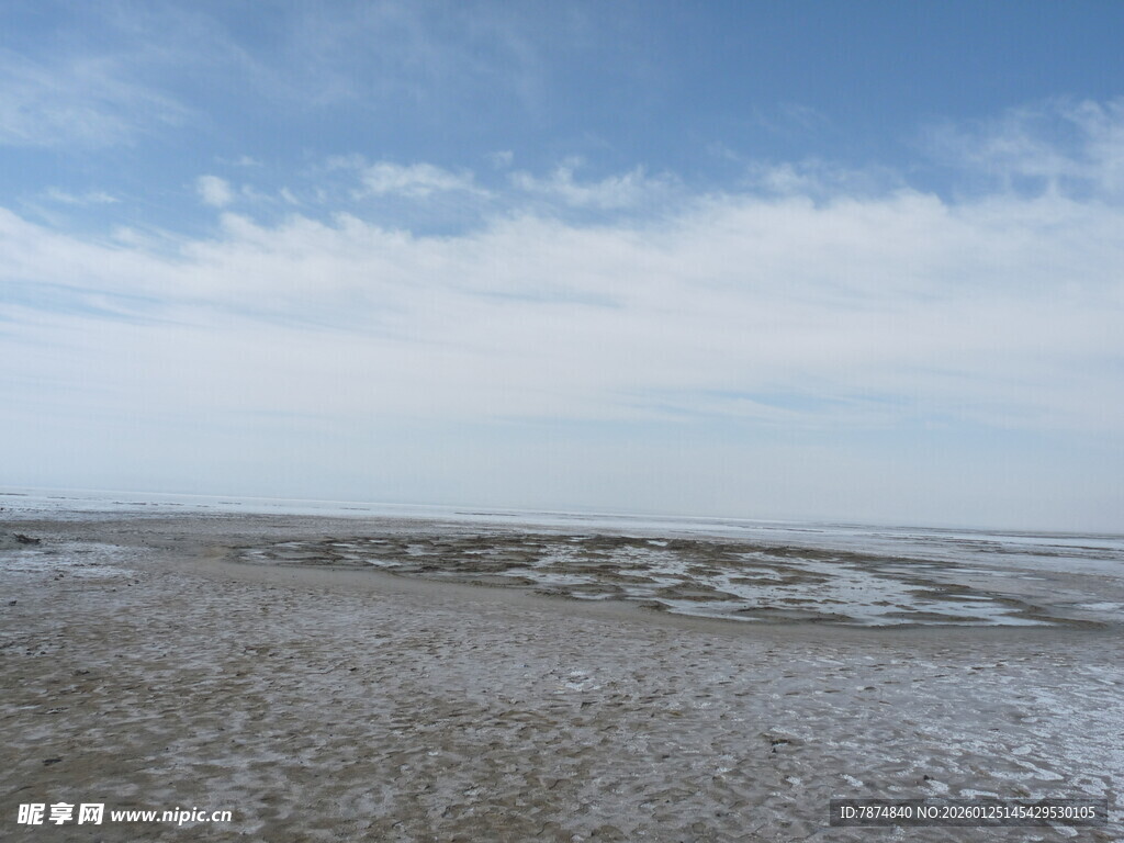 广阔滩涂与蓝天白云