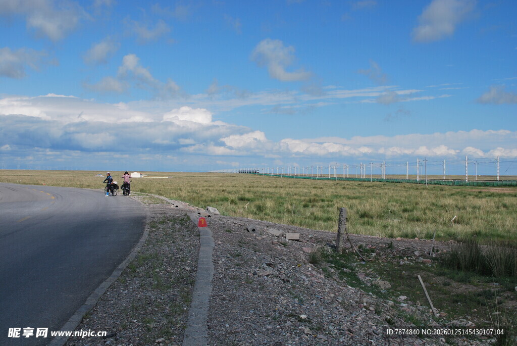 公路边的开阔草原风景