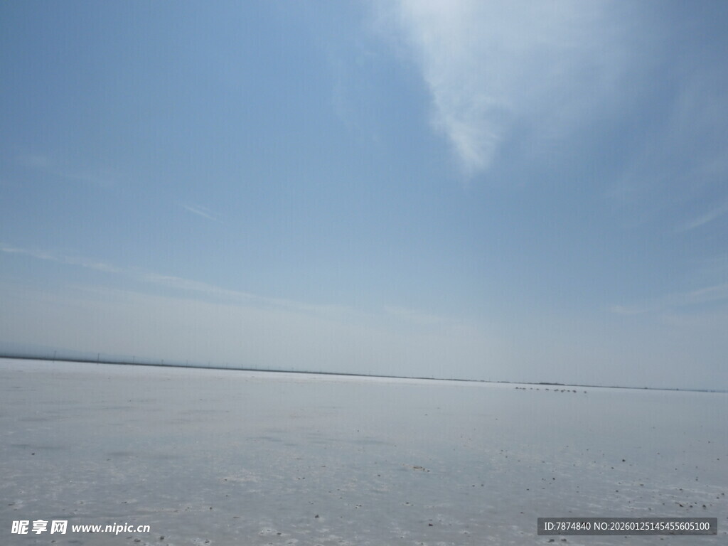 广阔盐湖的纯净天空景象