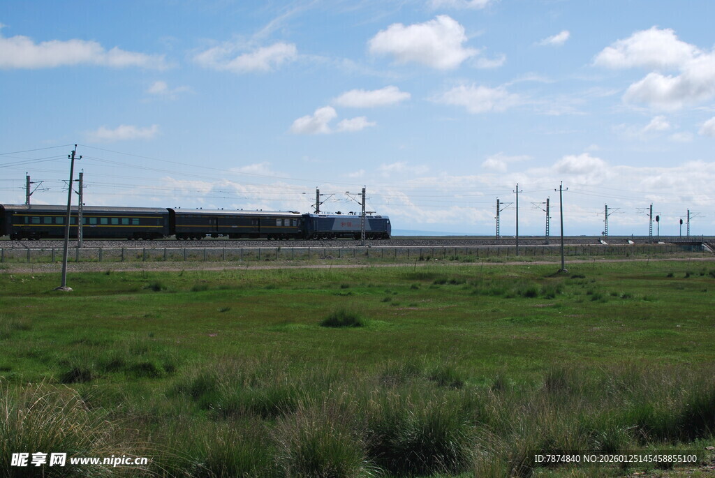 草原上的铁轨与电线杆