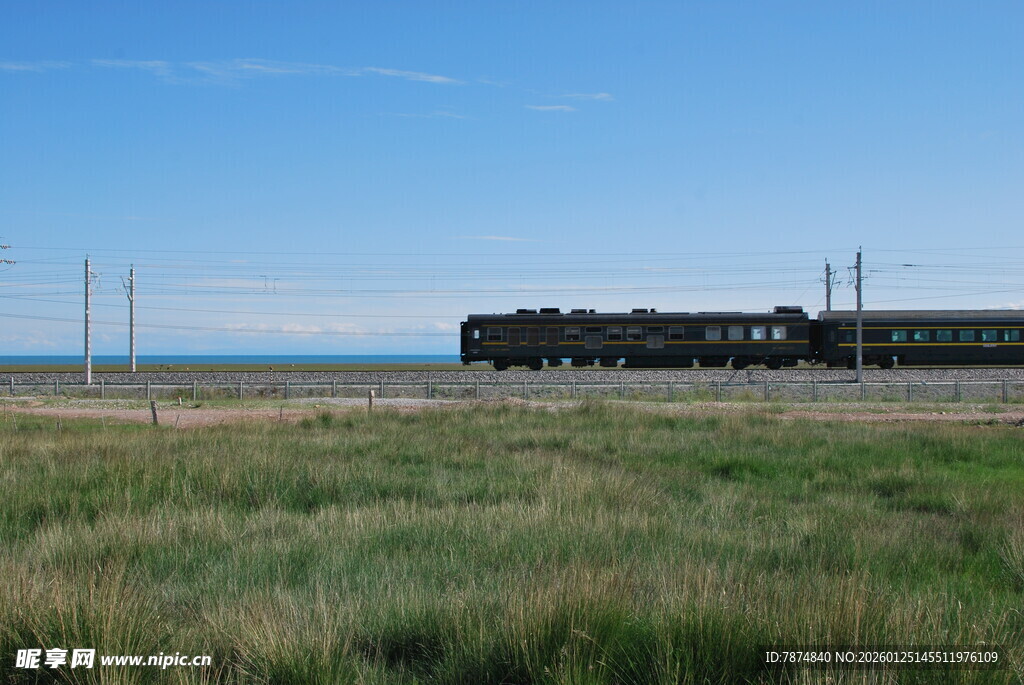 草原上行驶的黑色火车