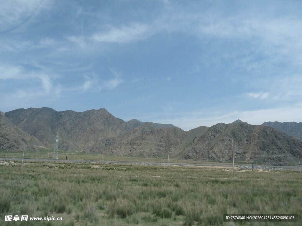 广袤草原与远处山峦