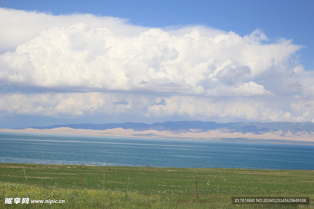 草原湖畔蓝天壮美风光