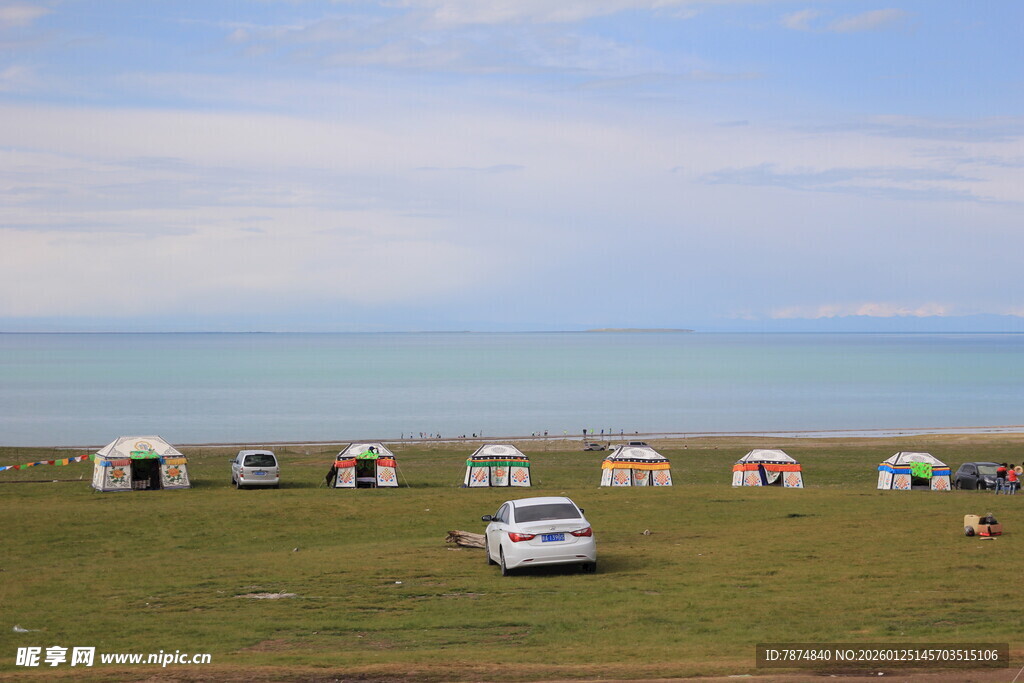草原湖畔的露营美好景象