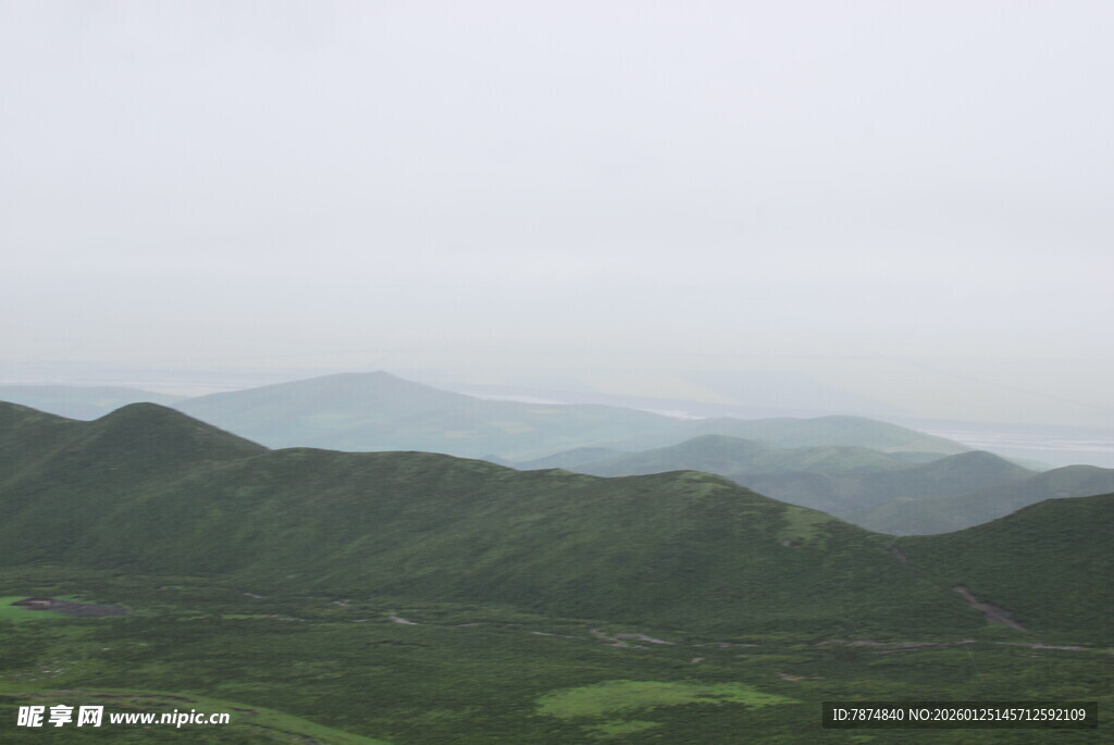 山峦云雾间的绿色景致