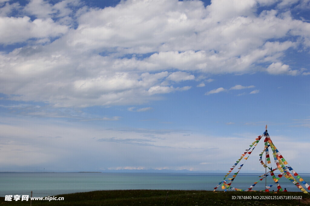 草原上的经幡与蓝天白云