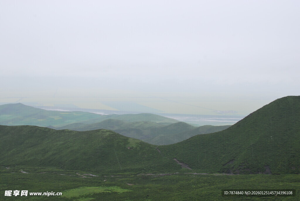 山峦叠翠的自然美景