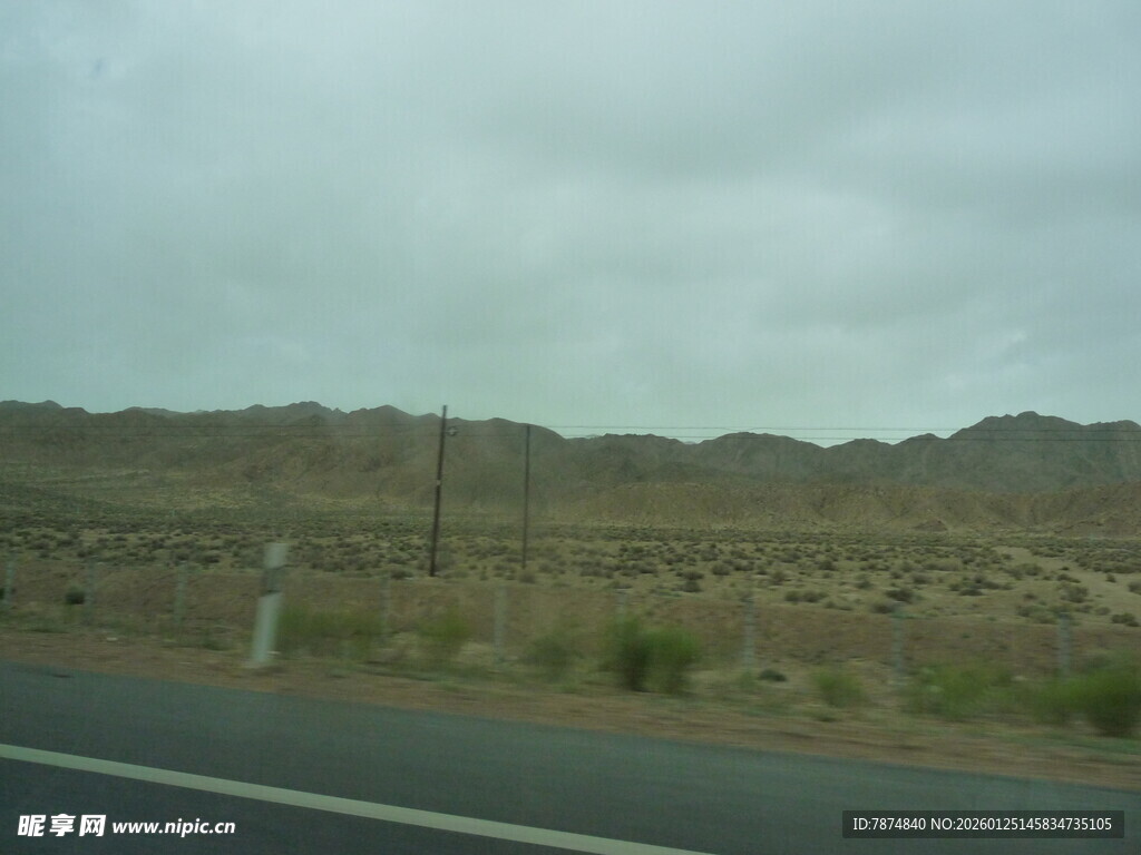 公路旁的荒漠景观