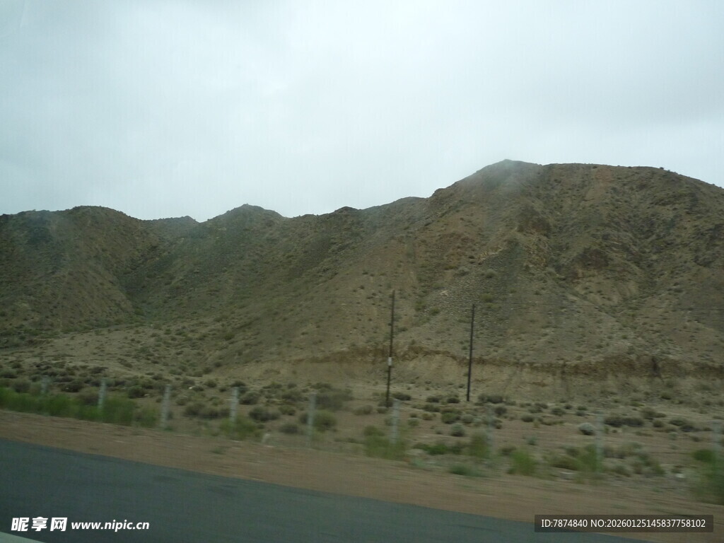 公路旁的荒凉山脉景观