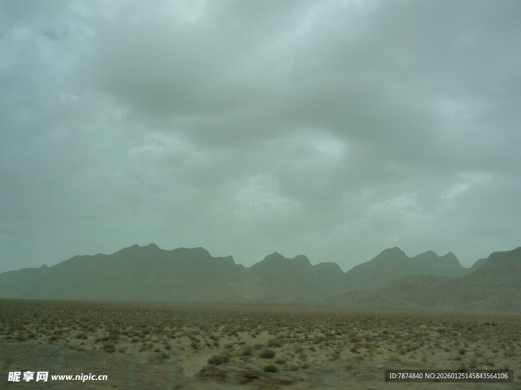 荒漠上空的阴沉灰云