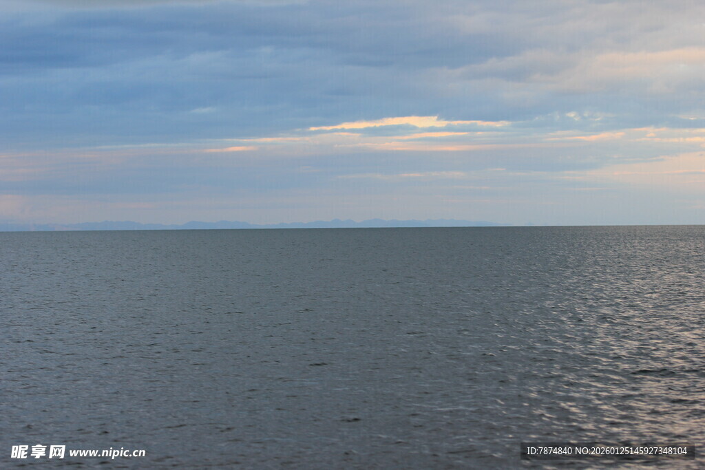 广阔海面与天边的淡云