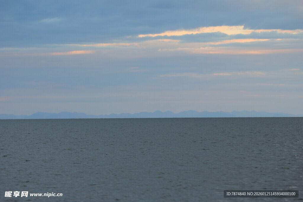 广阔海面与天边云彩