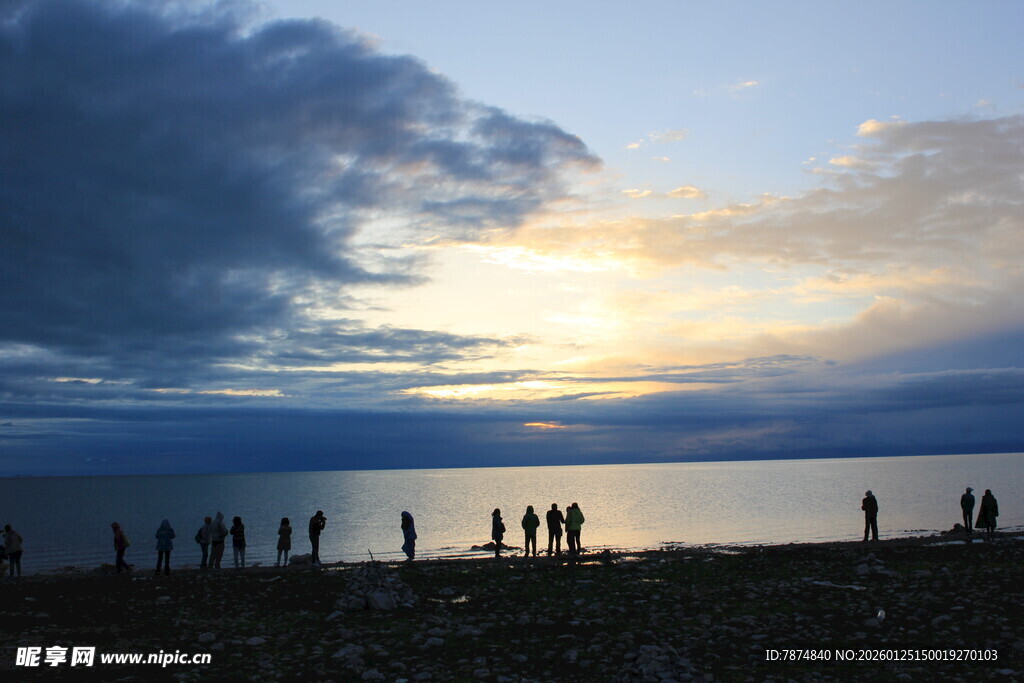 海边日落时的人群剪影