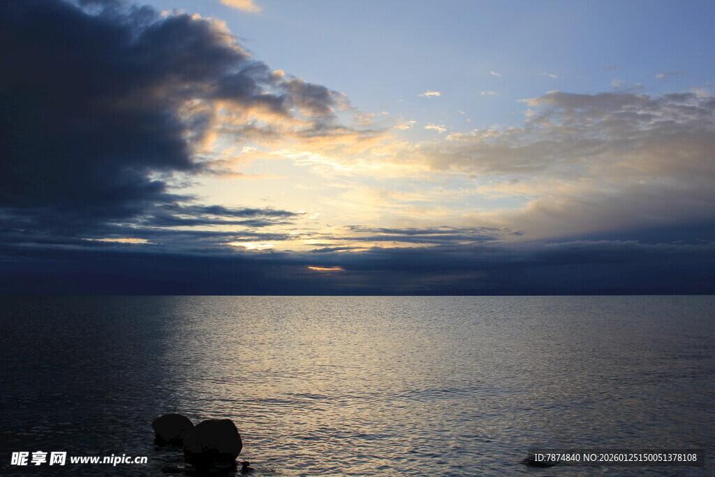 海边日落时分的美丽景象