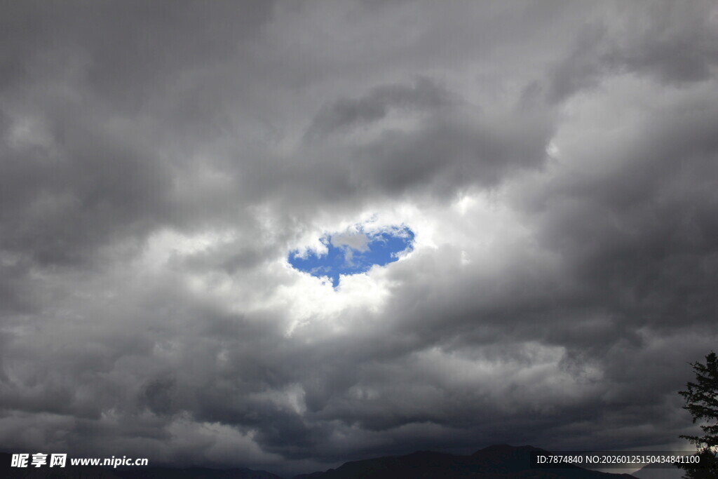 乌云中透出的一方蓝天