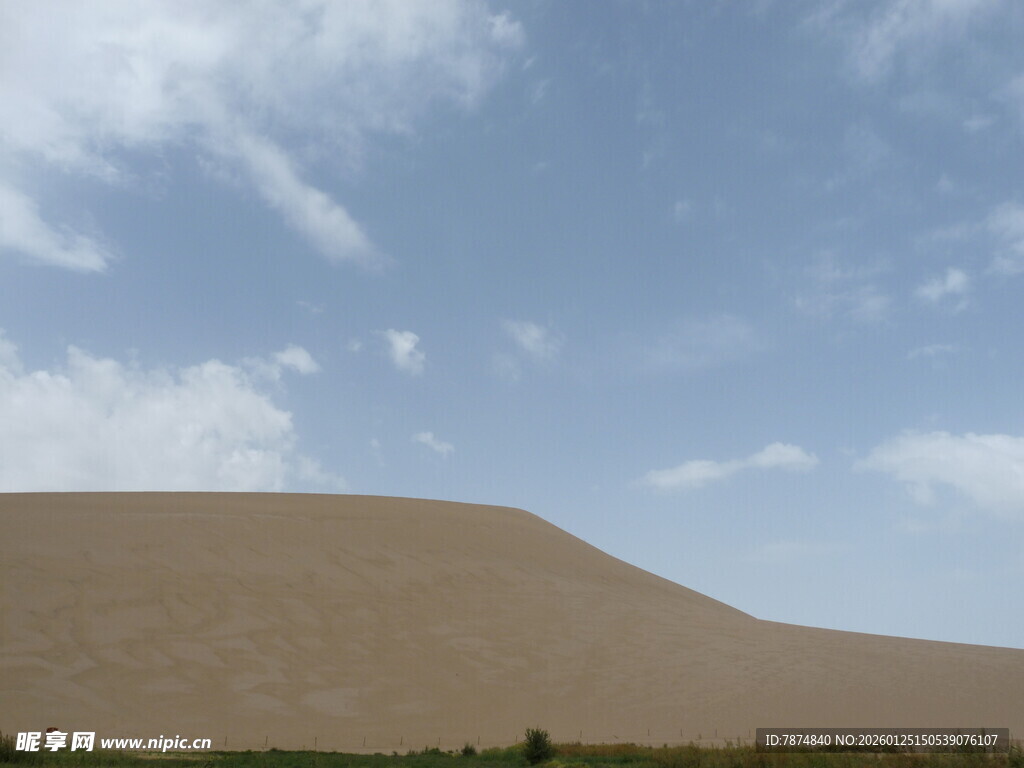 沙漠山丘与蓝天景观