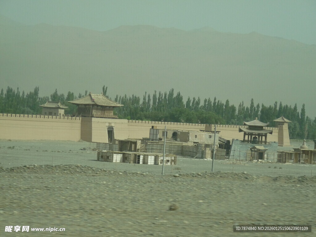 沙漠中的古老建筑遗迹