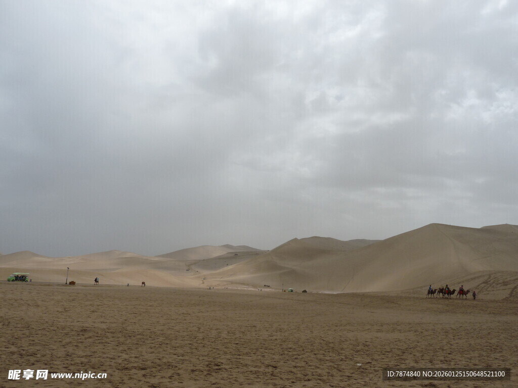 沙漠风光 阴天下的沙丘景观