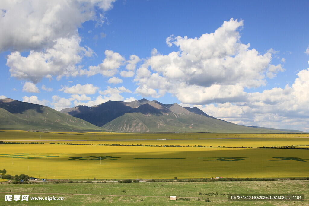 草原山峦间的壮丽风光