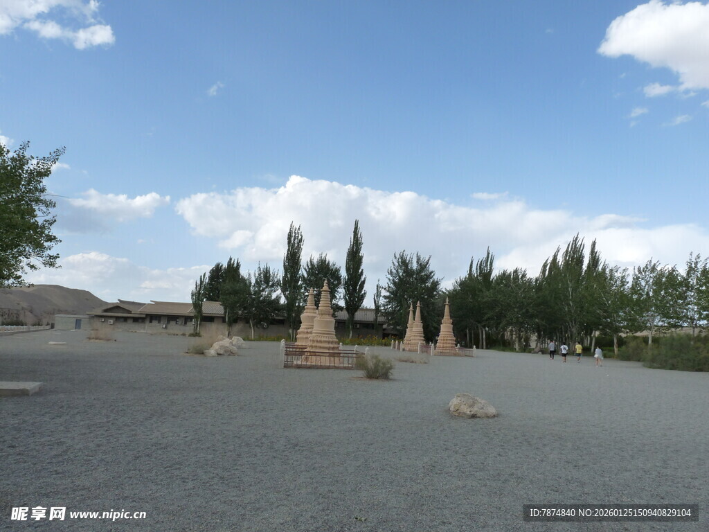 开阔广场上的雕像与绿树