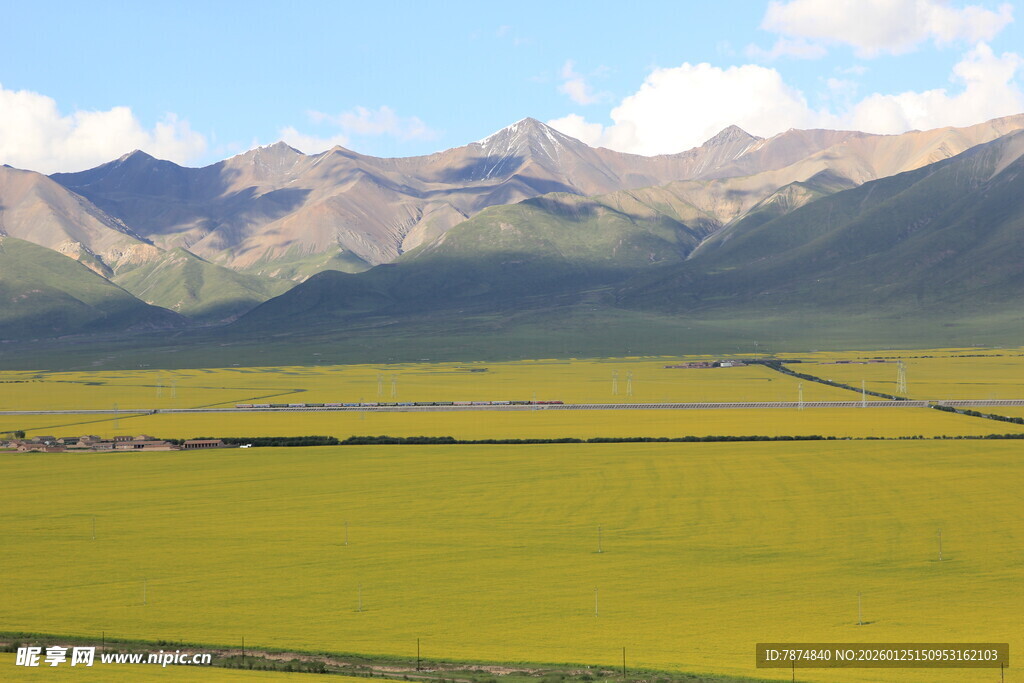 草原与远山的壮美风光