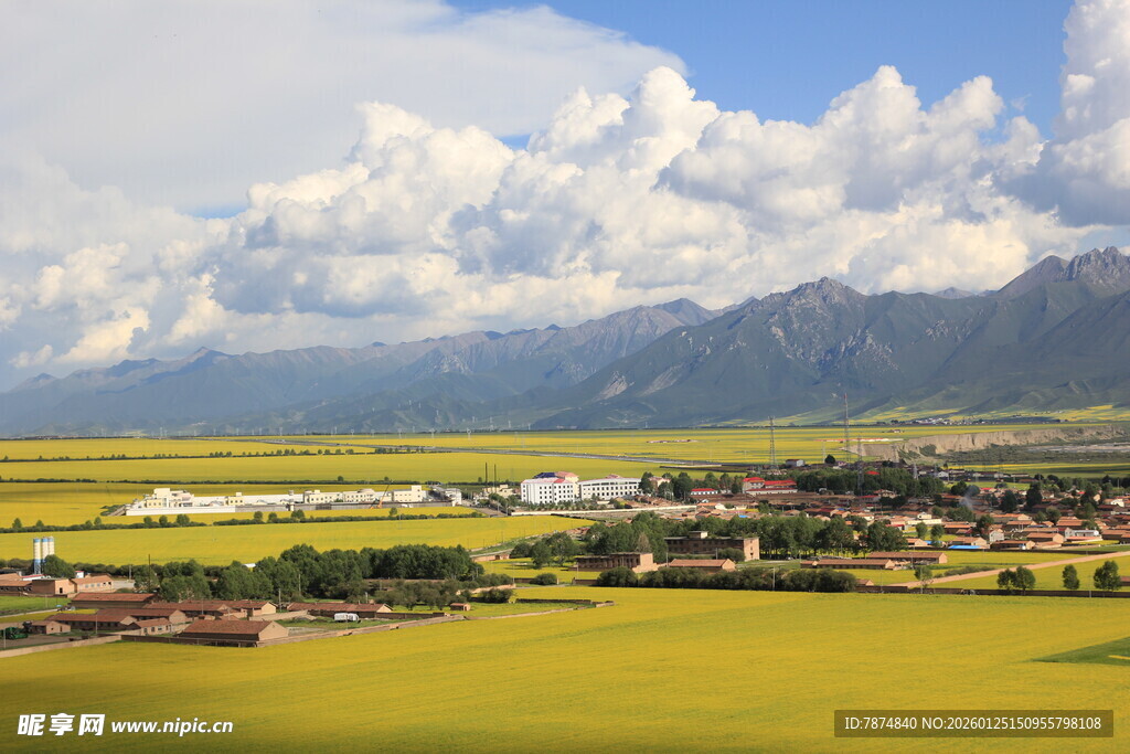 田园风光下的村庄与远山