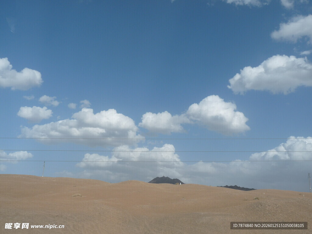 蓝天黄沙间的广袤沙漠景观