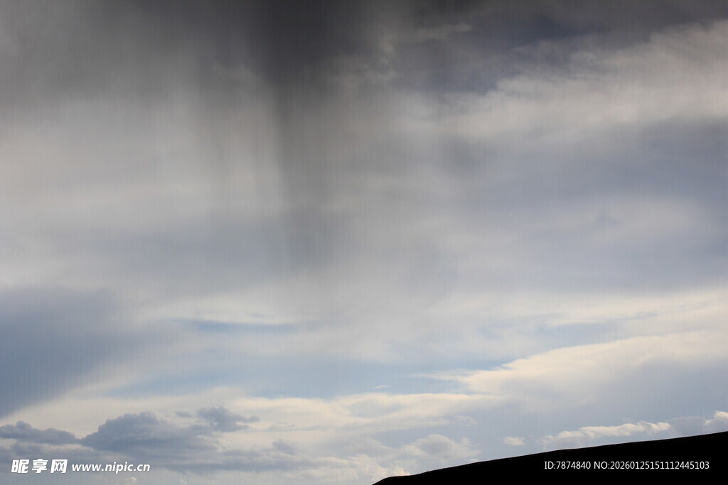 天空中倾泻而下的雨幕