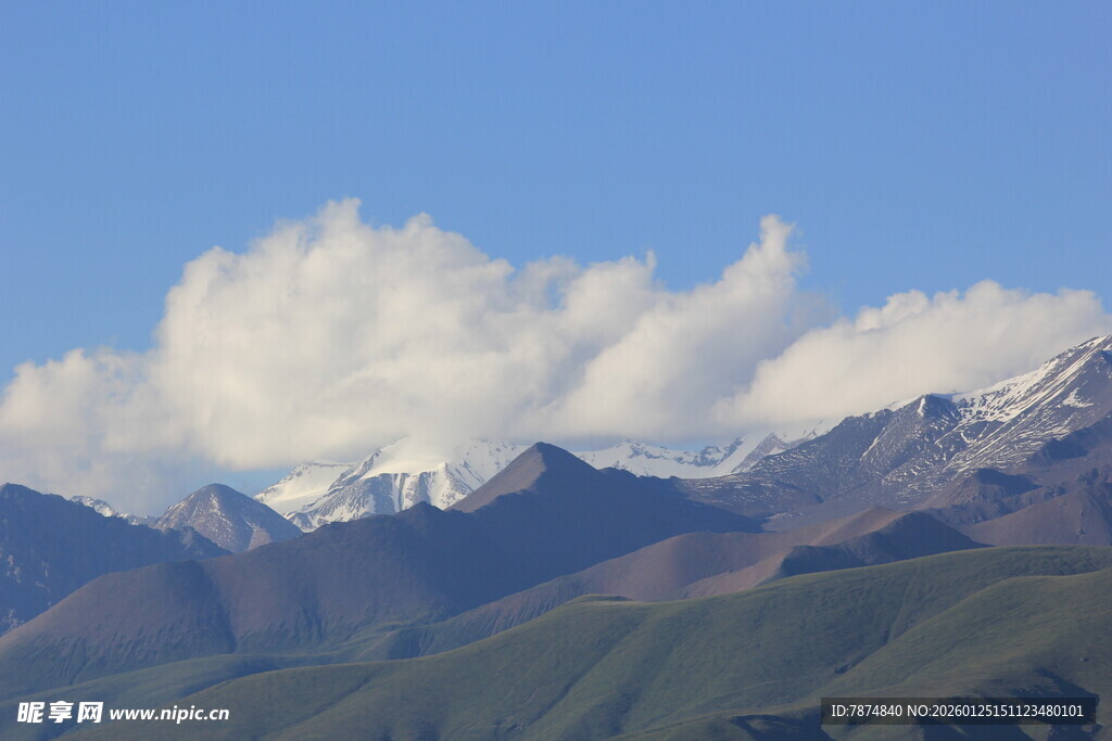 雪山云海壮丽自然风光