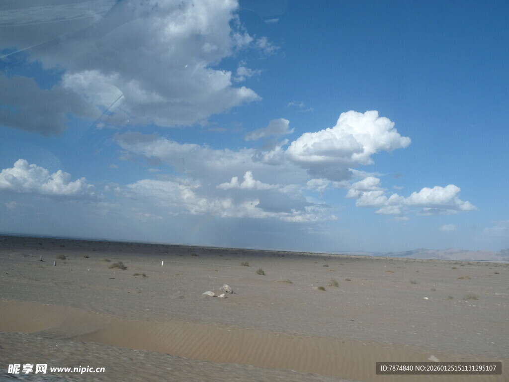 蓝天旷野下的广袤沙地