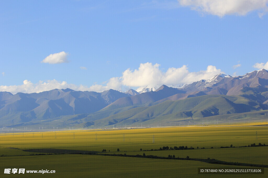 草原与远山的壮美风光