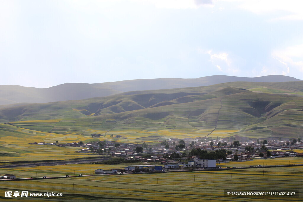 田园风光中的村落美景