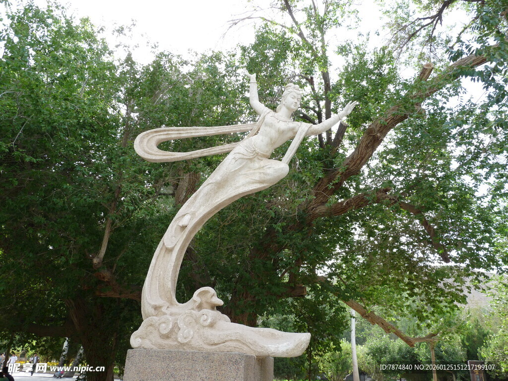 公园中的抽象人物雕塑