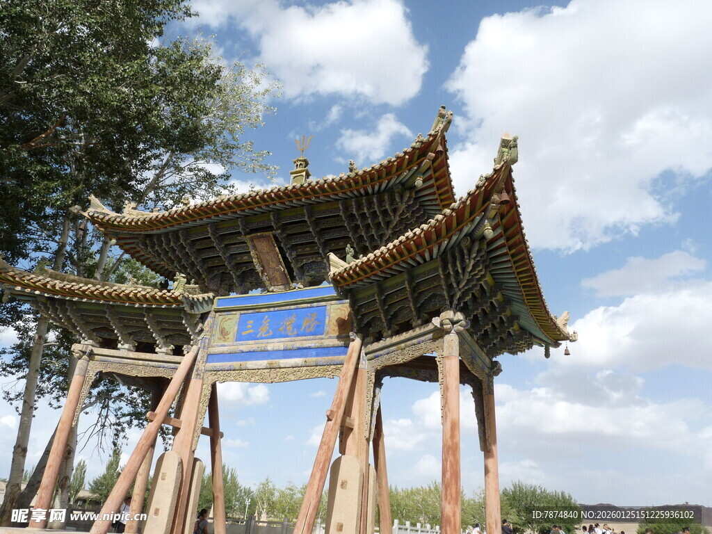 中式古牌坊 蓝天白云下