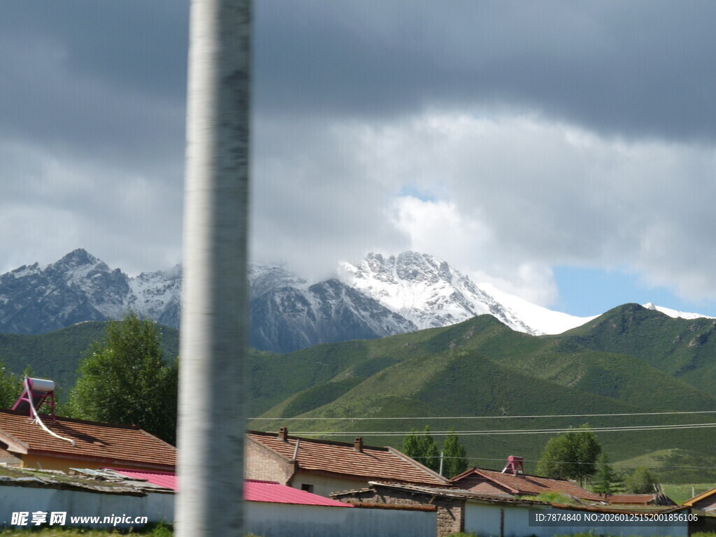 雪山下的村落风光