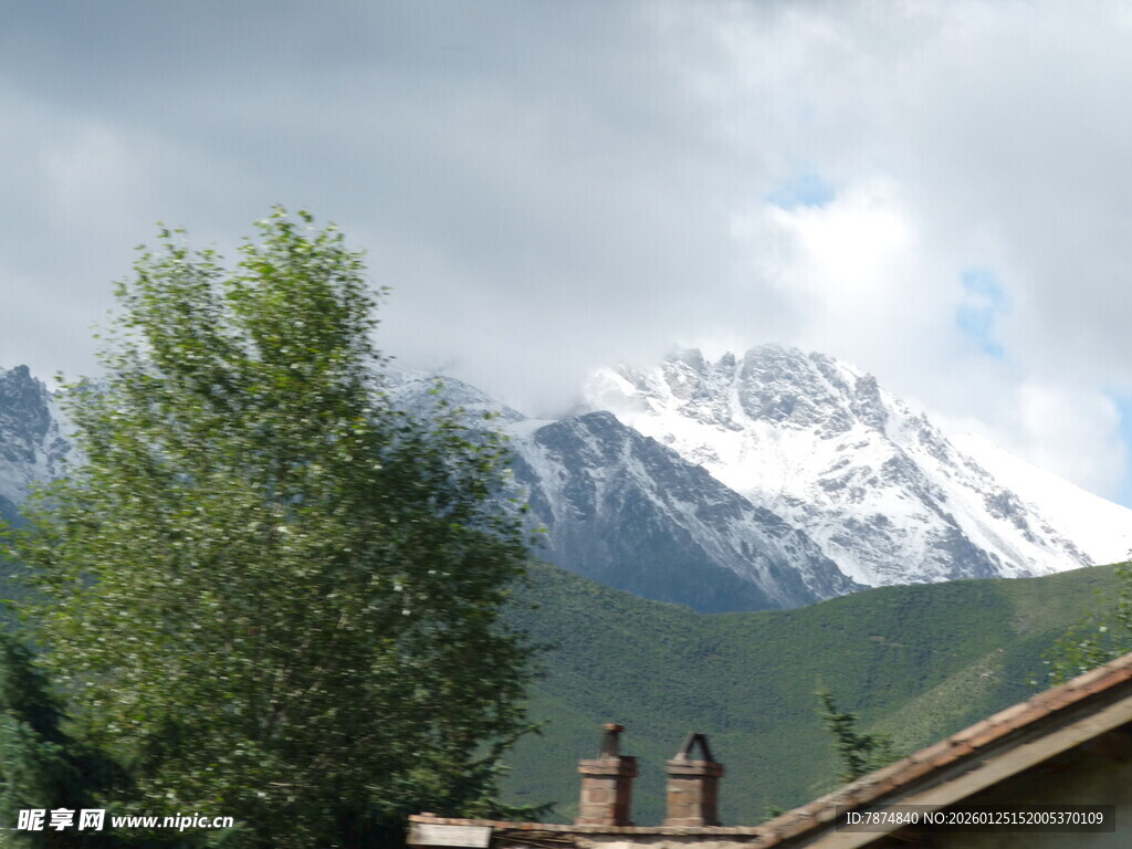 雪山下的宁静村落