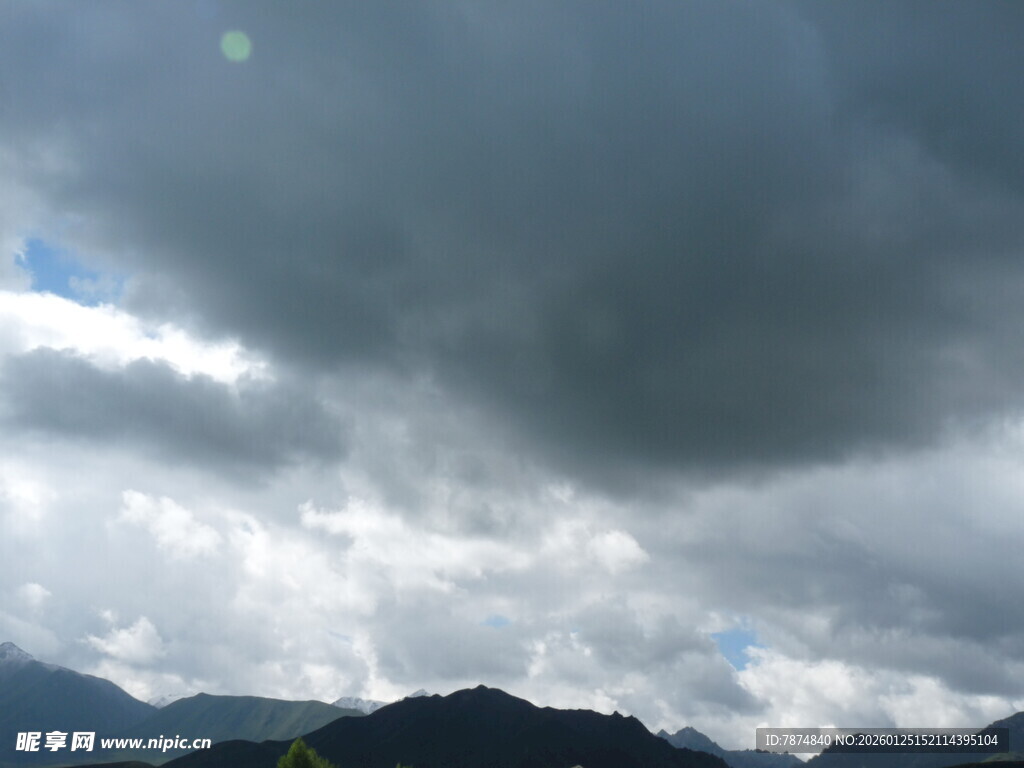 乌云笼罩下的山峦景色