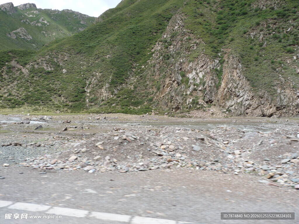 山间碎石路与葱郁山峦