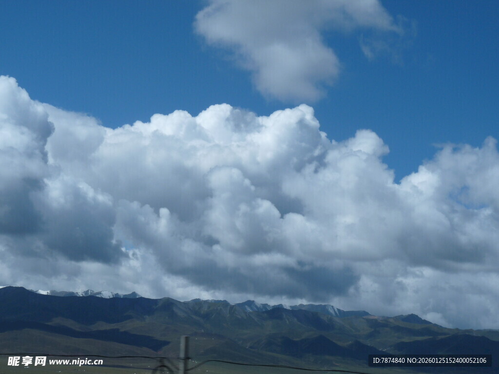 蓝天白云下的壮美山峦