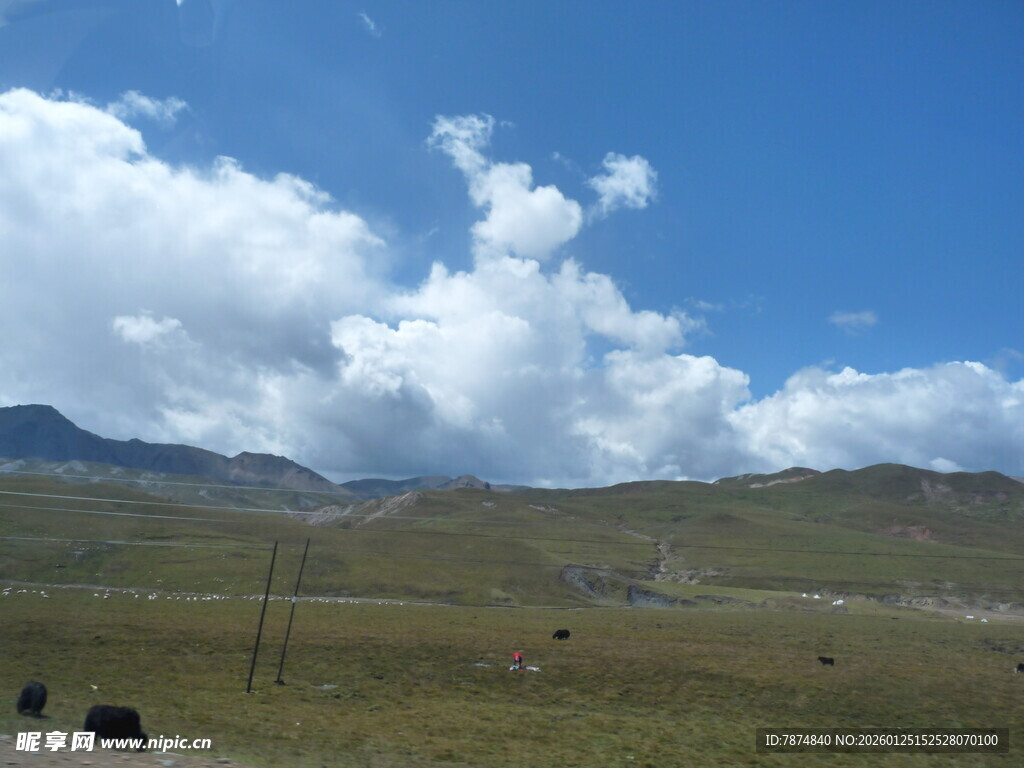 草原蓝天与白云下的风光