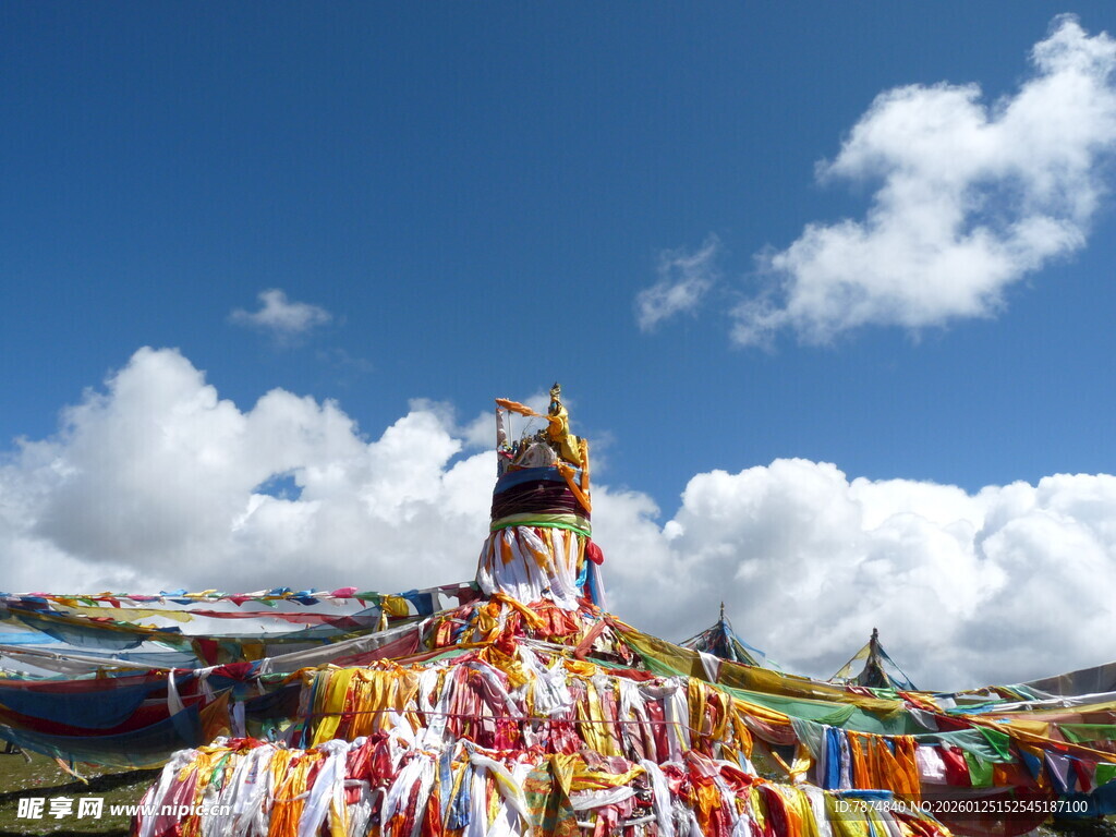 蓝天白云下的经幡飘扬
