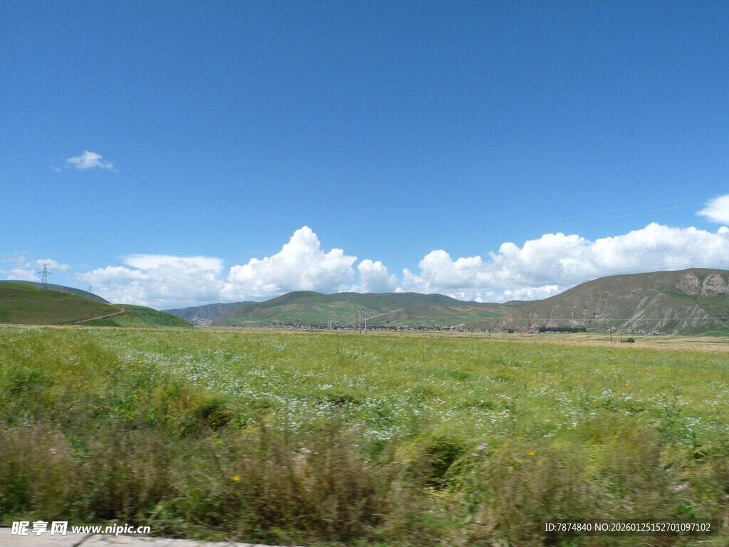 草原蓝天美景