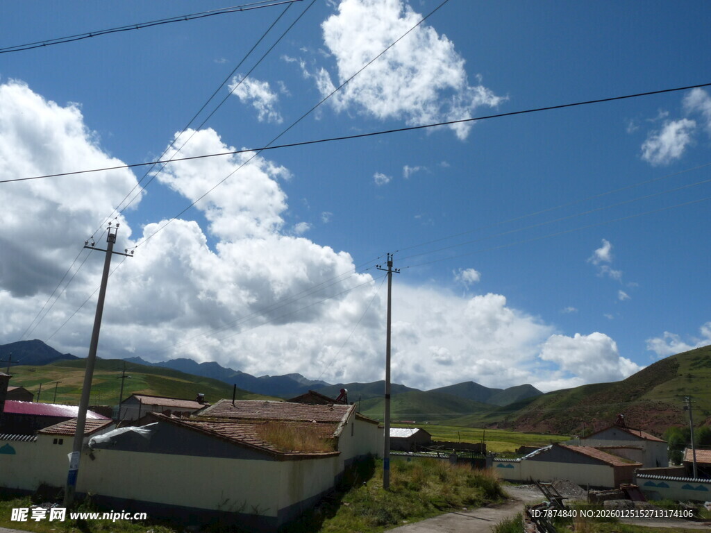 蓝天白云下的乡村风景