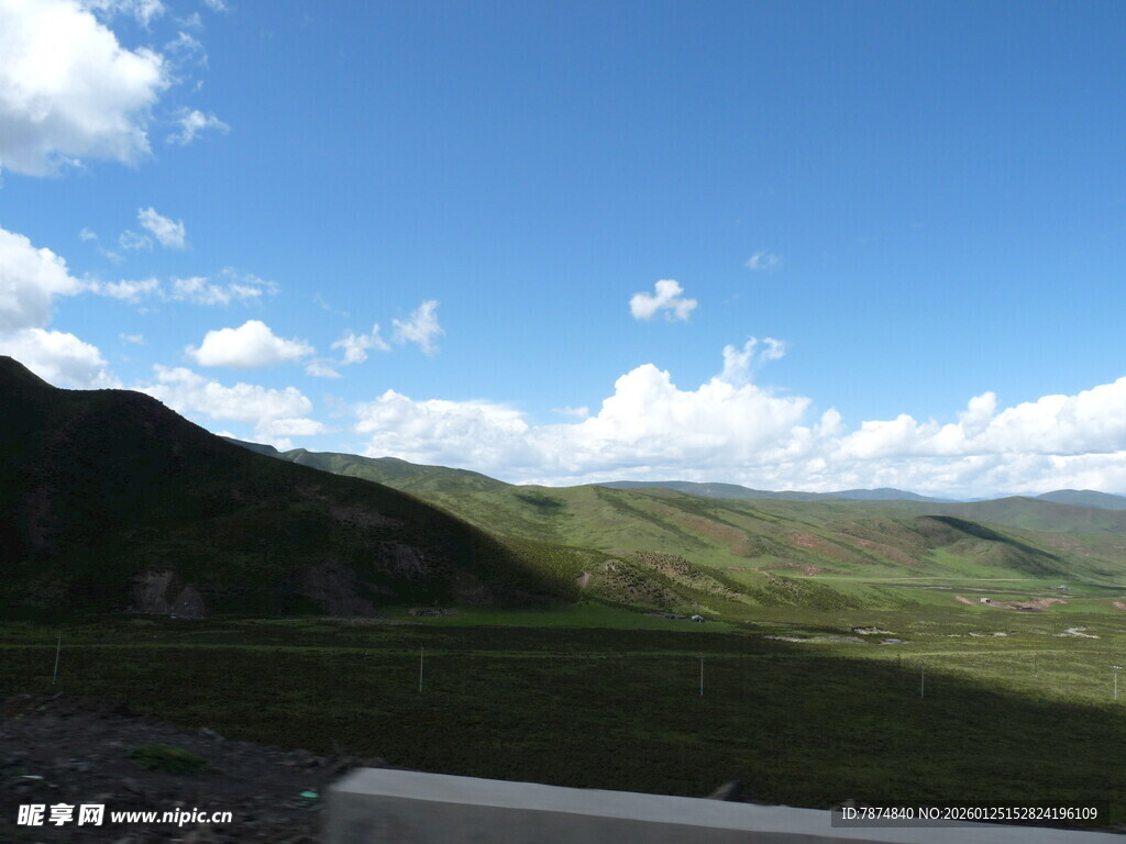 蓝天白云下的翠绿山峦