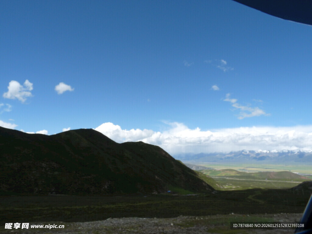 车窗外的壮美山野风光