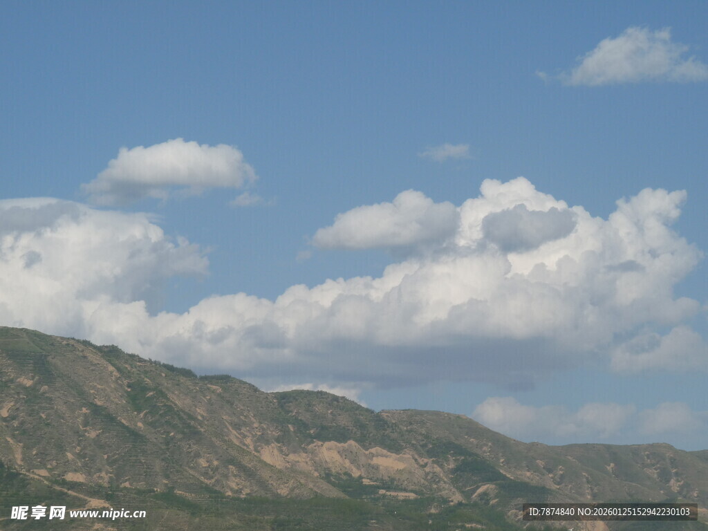 蓝天白云下的山峦景色