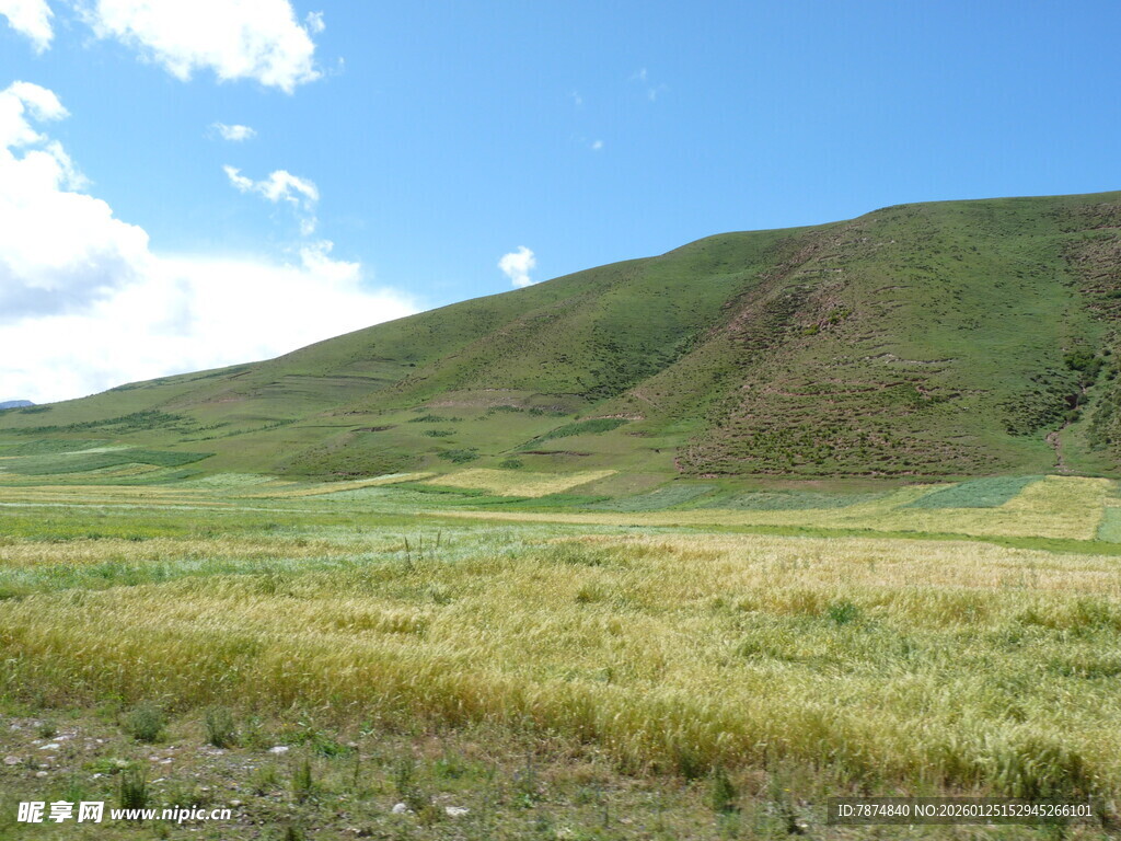 草原山丘蓝天美景