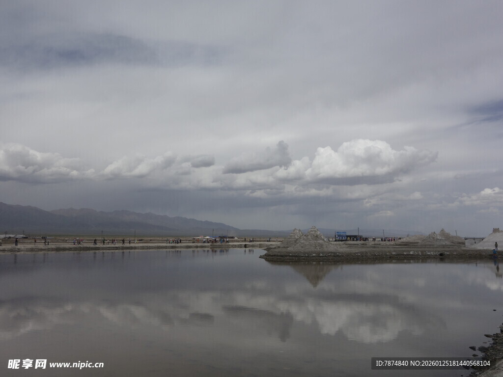平静湖面与远处山峦倒影
