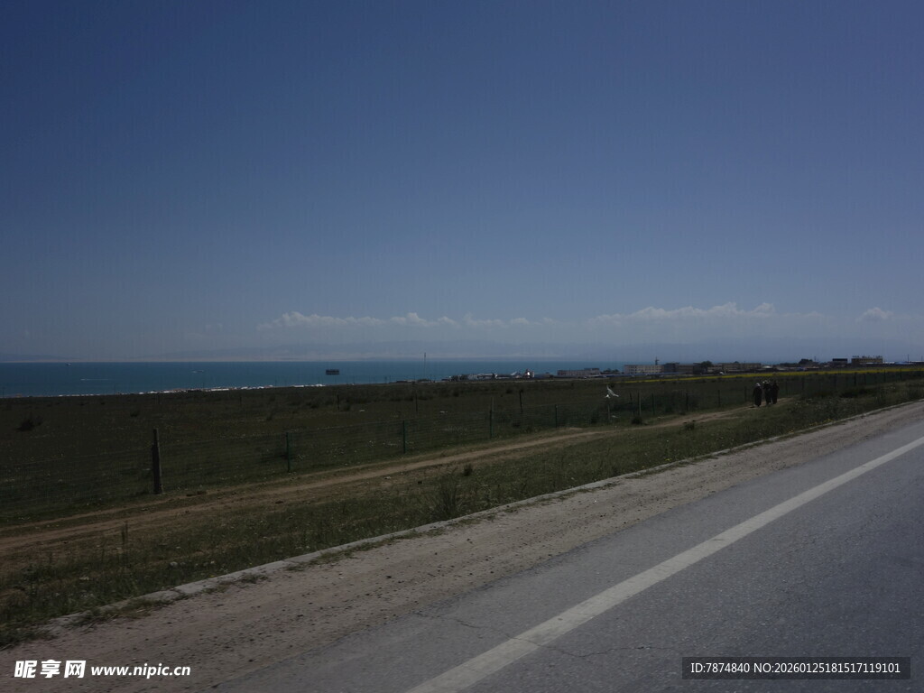 公路延伸向远方的开阔风景