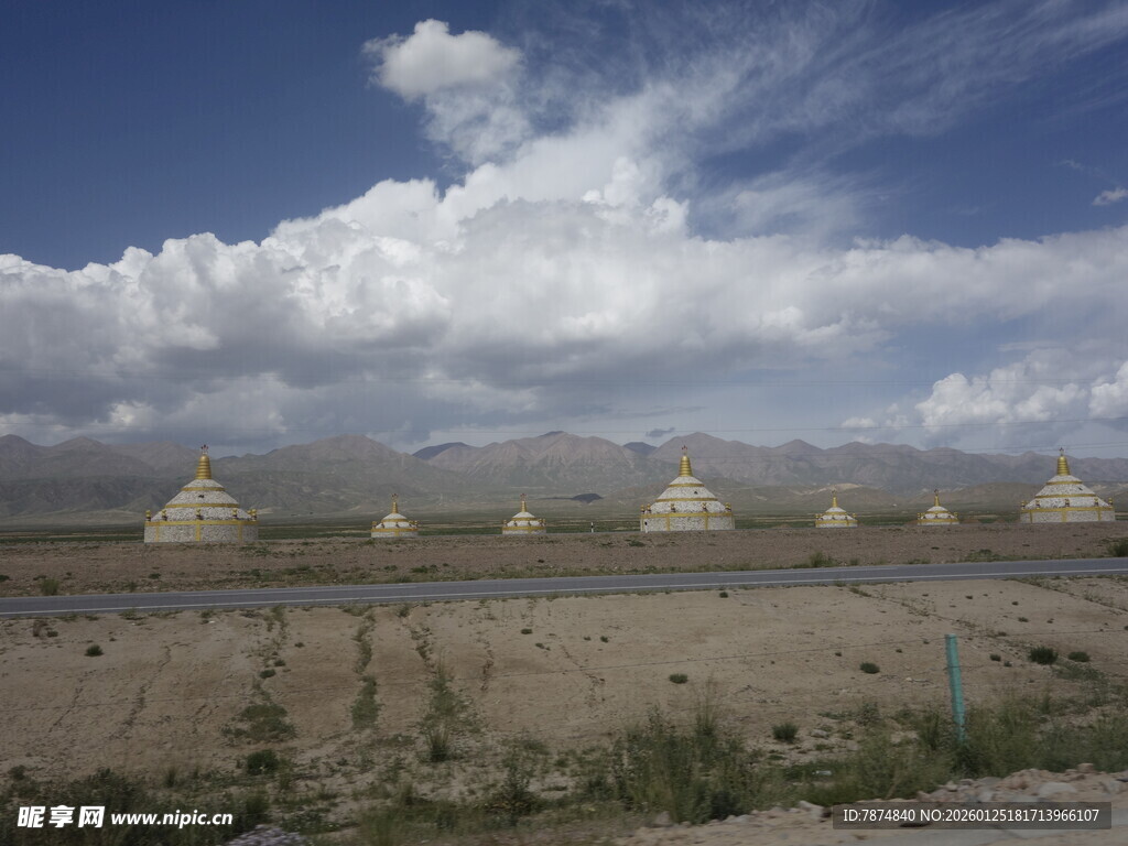 草原上的蒙古包景观